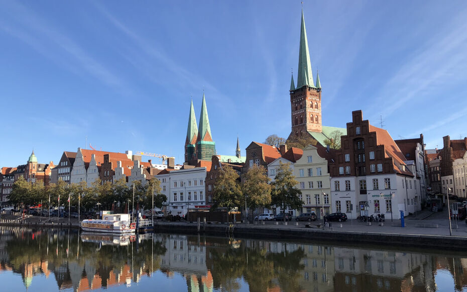 Blick auf die Obertrave und die Lübecker Altstadt