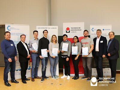 (v.l.n.r.): Prof. Alfred Mertins, Prof. Thorsten M. Buzug, Justin Ackers, Jonas Franke, Luisa Bartram, David Alejandro Briceño Peniche, Saidurga Karthikeyan, Markus Kemper, Prof. Heinz Handels, Prof. Stephan Klein. Foto: Christina Debbeler