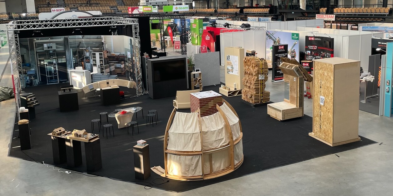 Messestand TH Lübeck NordBau 2024 Großes Areal der TH Lübeck mit Ausstellungsobjekten