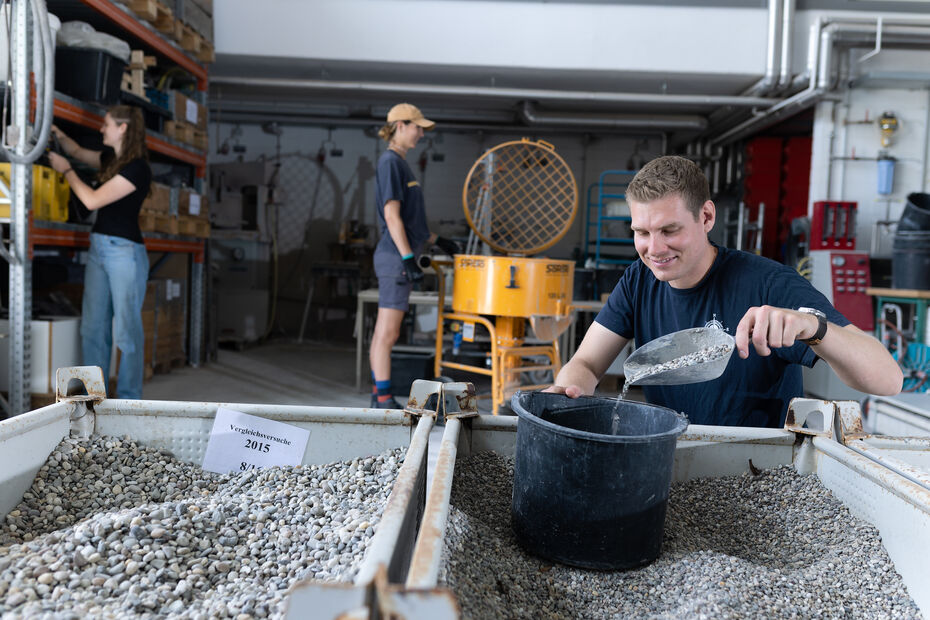 Promovend Niklas Pelker Mann schüttet Beton in Eimer
