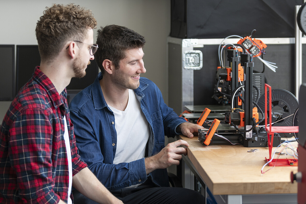 Studierende der TH Lübeck arbeiten gemeinsam an einem 3D-Drucker im Praxislabor