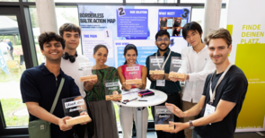 Gruppenbild von Menschen, die alle einen Preis in der Hand halten