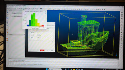 Bildschirmansicht von 3D-Scan-Analysesoftware mit einem digitalisierten Modell eines Schiffes und einem Histogramm zur Analyse der Messabweichungen.