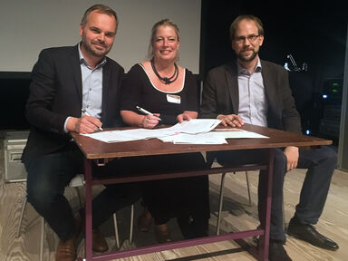 Die drei Museen unterschreiben das Gründungsdokument für den NORDMUS-Verbund. V.l.: Eskil Vagn Olsen, Ulla Schaltz und Stephan Meinhardt. 