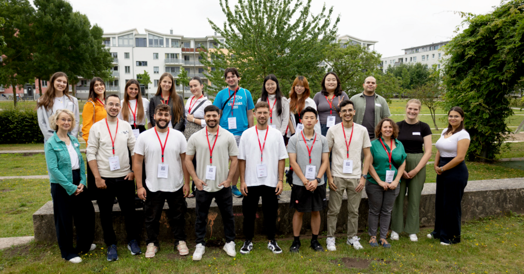 Gruppenbild mit grünem Pflanzen Hintergrund
