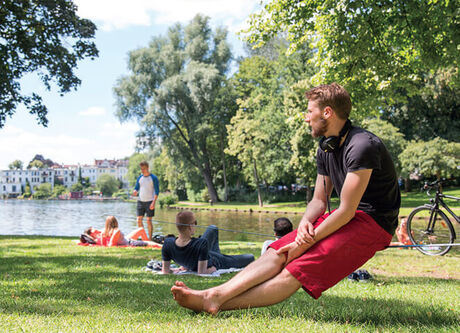 Studierende der TH Lübeck entspannen am Krähenteich in der Lübecker Altstadt