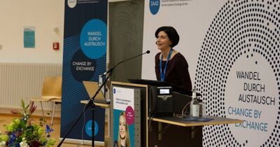 Prof. Dr. Monique Janneck steht am Rednerpult des Audimax.