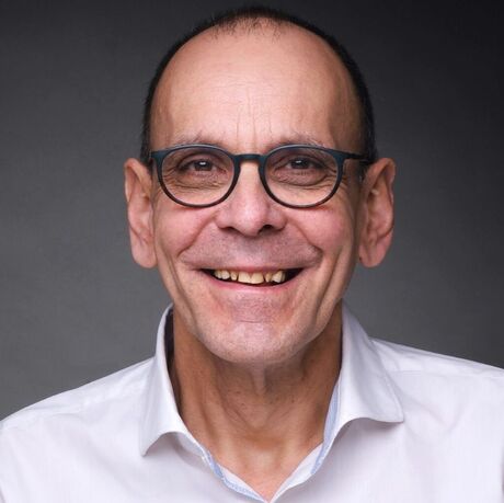 Porträt von einem Mann mit runder Brille