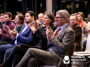 Begeisterung im Publikum: Auch Max Schön und Dr. Muriel Helbig applaudieren bei den Vorstellungen durch die Studierenden.