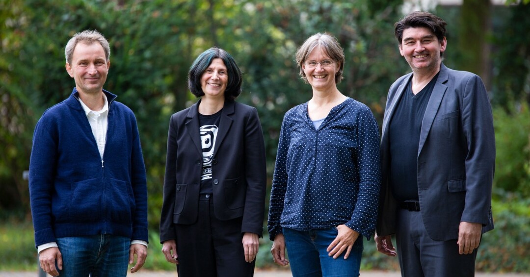 Gruppenfoto der vier neuen Dekan*innen draußen im Grünen.