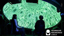 Zu sehen ist eine halbkugelförmige Kuppel, die unter anderem dazu verwendet wird, Filme auf der Innenfläche abzuspielen. Es fühlt sich an, als wäre man mittendrin.