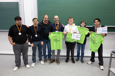 Gruppenfoto der Siegerteams 1. und 2. Platz des Robotik-Wettbewerbs