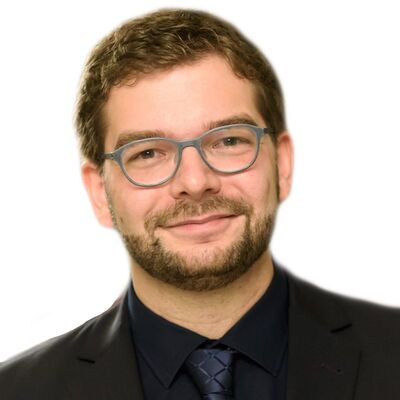 Porträt von einem Mann mit Bart und Brille