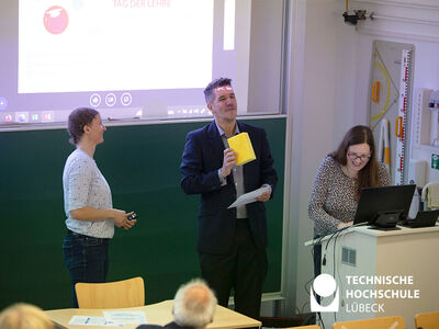 Prof. Till Tantau stellt den ersten Programmpunkt des Tages vor: Von Vorlesungsstreaming zu „Online-First“ von Prof. Milena Zachow. Foto: TH Lübeck 