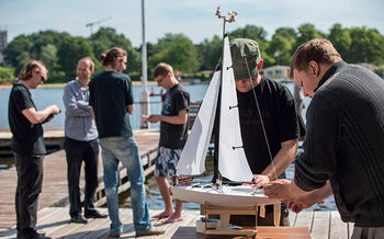 ['English'] Studierende der TH Lübeck arbeiten in einem Freibad an der Wakenitz an ihrem Modell-Segelboot aus dem Projekt Autonomes Segeln 