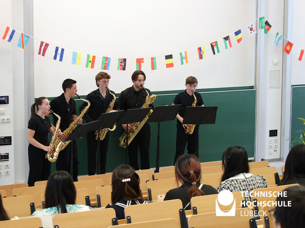 Musik durch Lübecks Musikhochschule Fünf Saxophonisten stehen vorne im Hörsaal und spielen
