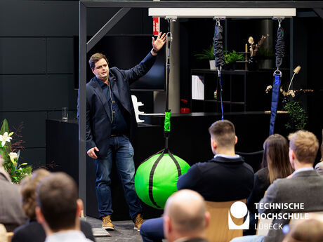 Bastian Franzenburg mit der Arbeit: Bestimmung der Tragfähigkeit und des Verformungsverhaltens eines modularen Kletter-, Spiele- und Schaukelsystems unter Zugbelastung (Masterarbeit), nominiert durch Prof. Dr.-Ing. Raphael Kampmann. Foto: Felix König