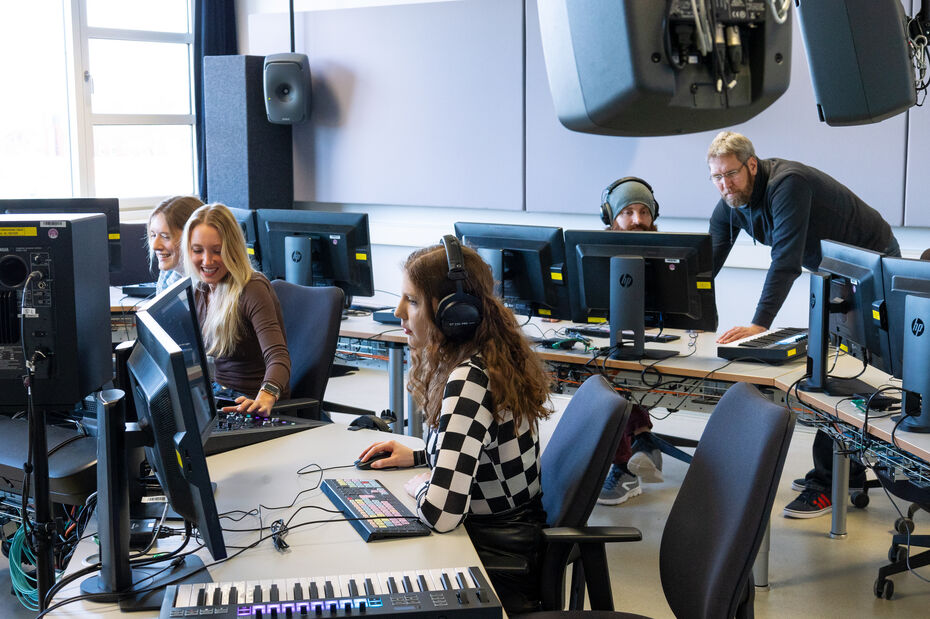 Insgesamt arbeiten fünf Studierende in teils Gruppen an Rechnern, die umfangreich und professionell für die Audiobearbeitung ausgestattet sind.