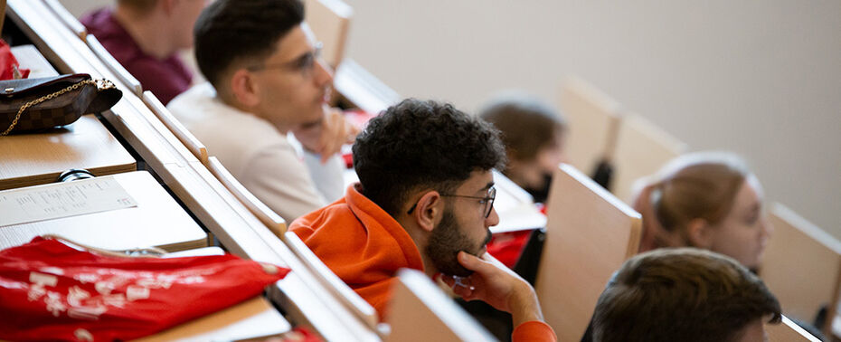 Teilnehmer*innen des Schnupperstudiums sitzen in einem Hörsaal der TH Lübeck und schauen Richtung Tafel