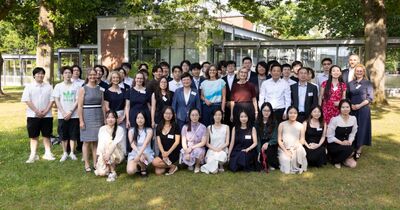 Ein Gruppenfoto chinesischer Studierender.