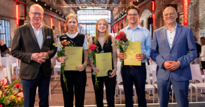 Gruppenbild mit goldenen Urkunden 