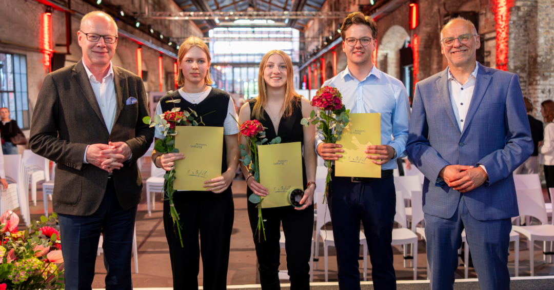 Gruppenbild mit goldenen Urkunden 