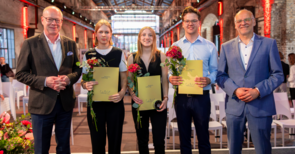 Gruppenbild mit goldenen Urkunden 