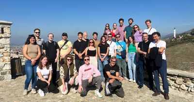 Eine Gruppe Studierender und Lehrender auf einer Burg.