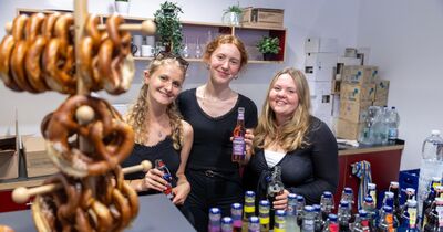 Drei Studentinnen hinter dem Tresen, vorne stehen Brezeln.
