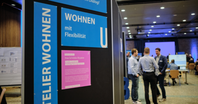 Atelier Wohnen: Ausstellungswand „Wohnen mit Flexibilität" bei den Baugesprächen