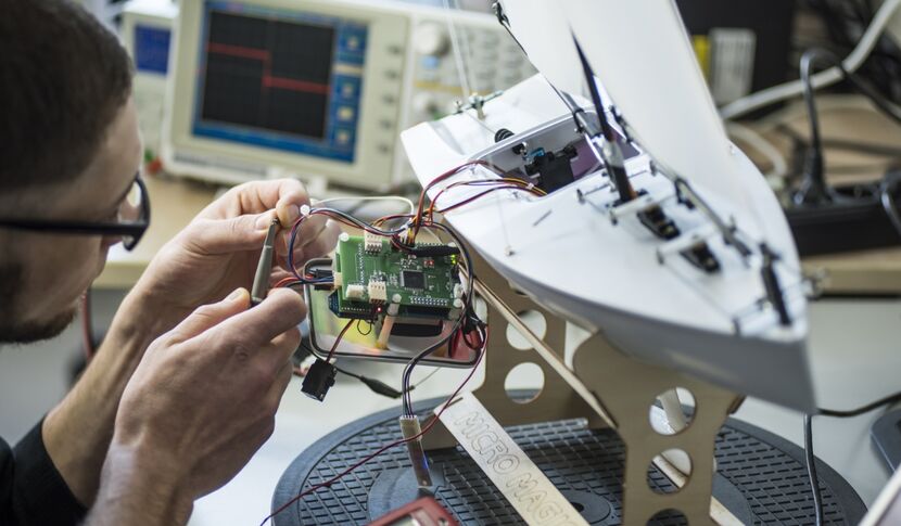 Student verkabelt ein Modellschiff - Studiengang Elektrotechnik an der TH Lübeck