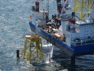 Einbringen von Monopiles bei offshore Windernergieanlagen. Foto: innogy SE