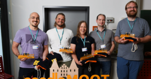 5 Personen auf einem Gruppenbild mit Preisen in der Hand 