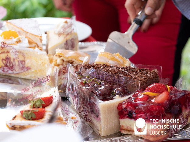 Bergfest beim Mentoringprogramm Im Fokus verschiedene Kuchenstücke