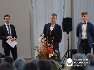 Thorben Kreutzfeldt, Niklas Schurbohm und Marc-Alexander Wegener hielten die Abschlussrede bei der letzten Graduierungsfeier für das SoSe 2022. Foto: TH Lübeck
