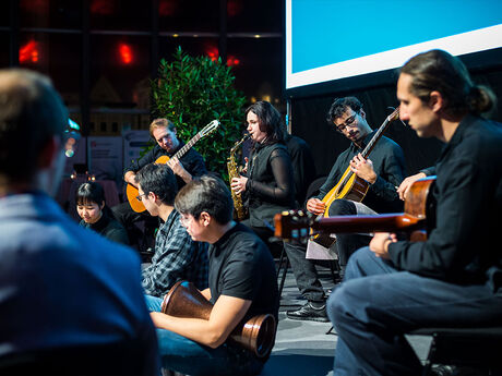 Prof. Sascha Lino Lemke (vorne links) und seine Studierenden musizieren und interagieren mit den Bewegungen einer audiovisuellen KI. Foto: Olaf Malzahn 