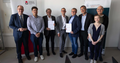 Gruppenfoto vor Bannern 