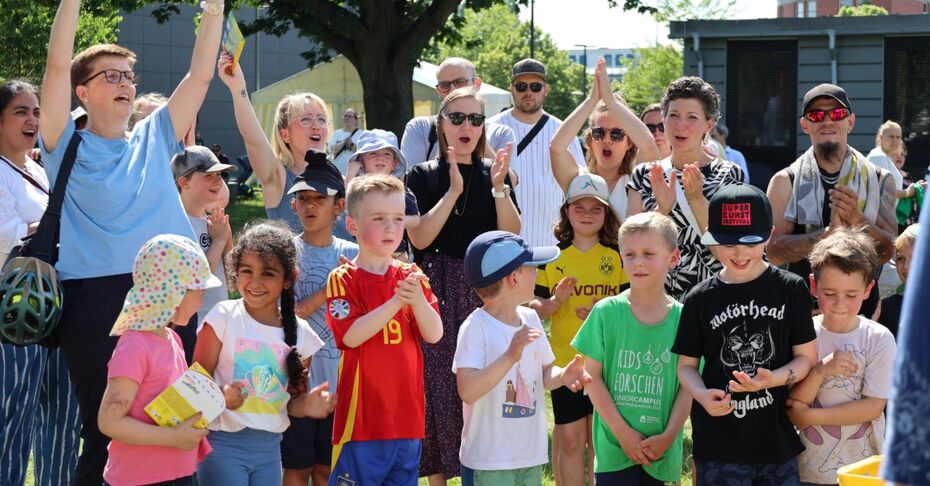 th_luebeck_juniorcampus_jubel Kinder und Erwachsene jubeln gemeinsam im Freien