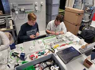 Zwei Studierende installieren Installation von KNX-Systemen im Modul Gebäudeautomation