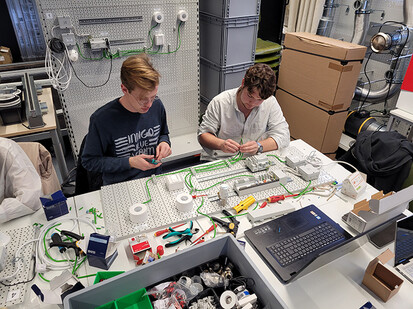 Aufbau Anlage Zwei Studierende installieren Installation von KNX-Systemen im Modul Gebäudeautomation