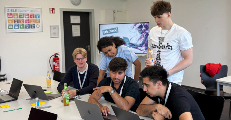 Gruppenfoto bei der Arbeit am Computer