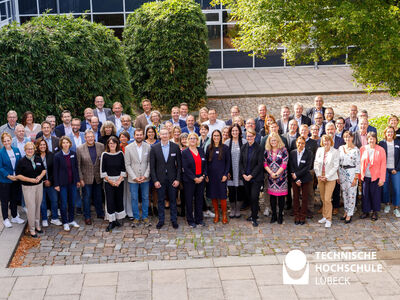 Gruppenfoto der Kanzler und Kanzlerinnen im Grünen
