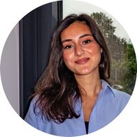 Eine Absolventin der Studiengangs Betriebswirtschaftslehre mit Vertiefung International Business