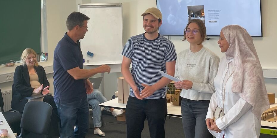 Platz 2 Team 4 posieren mit Umschlag