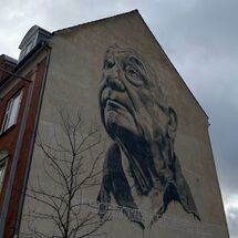 Portrait eines älteren Mannes auf einer Hauswand