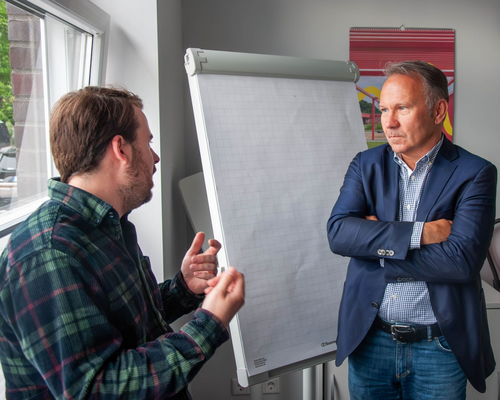 Veranstaltung KI Zwei Personen unterhalten sich