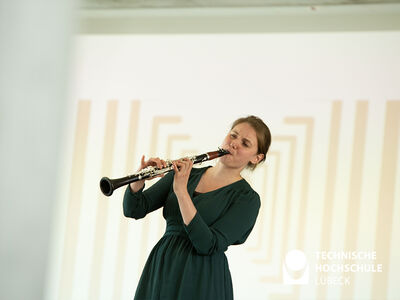 Musikerin Lina Gronemeyer verzauberte die Gäste. Foto: TH Lübeck 