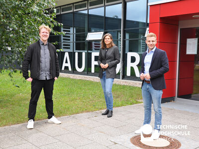 Auf dem Bild sieht man drei Personen, von links nach rechts: Lasse Petersdotter, Muriel Helbig und Bruno Hönel 
