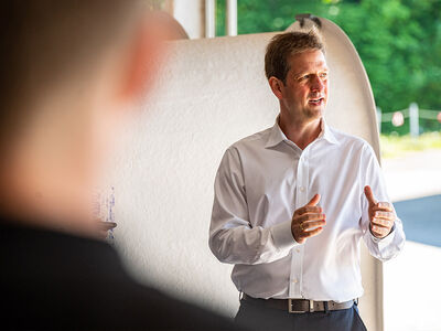 Prof. Maximilian Schüler erklärt, was in Zukunft im Projekt FARMfuture an der TH Lübeck erforscht wird. Foto: EKSH/Henrik Matzen