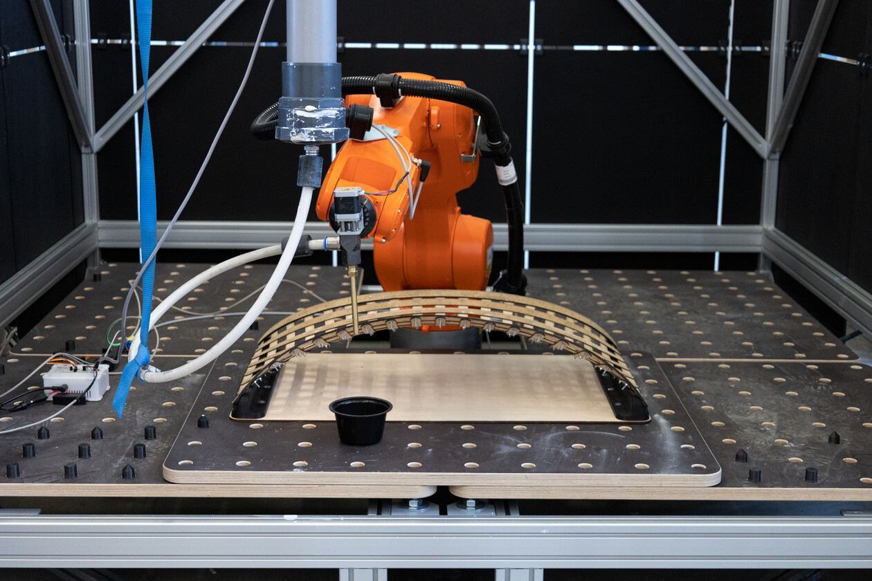 Roboterarm druckt mit Beton Überhänge